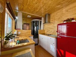 帕伦普Sun Tiny House A Pahrump的厨房配有红色冰箱和白色橱柜