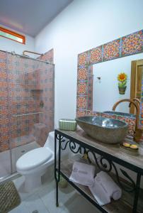 金巴亚El ocaso的一间带水槽、卫生间和淋浴的浴室