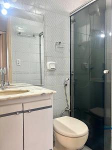 戈亚尼亚Ap de 2 q, 70 metros, em bairro nobre e central的一间带卫生间和玻璃淋浴间的浴室