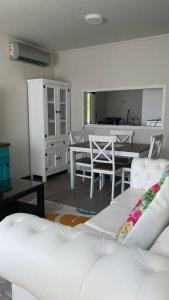 El ManzanoCasa en salto del Laja的一间带白色家具的客厅和一间餐厅