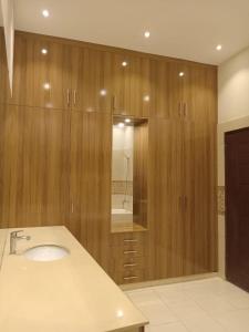 GujrātCOMFORT HOME的一间带水槽和镜子的浴室
