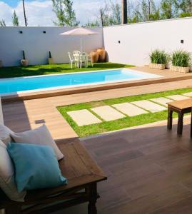 卡波布里奥Casa com piscina exclusiva的后院设有游泳池和桌子