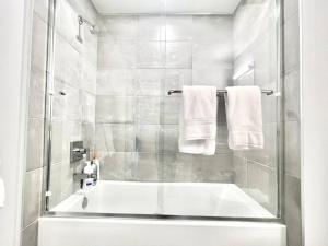 洛杉矶NEW One Bedroom Penthouse, Silver Lake + Parking!的浴室配有浴缸、淋浴和毛巾。