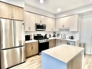 洛杉矶NEW One Bedroom Penthouse, Silver Lake + Parking!的厨房配有不锈钢用具和木柜