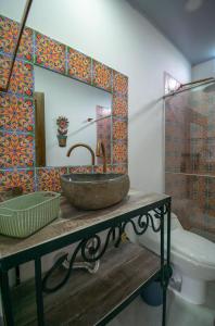 金巴亚El ocaso的一间带石制水槽和镜子的浴室