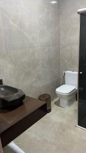 博阿维斯塔Villa'S Roraima - Pousada & Natureza的一间带卫生间和水槽的浴室