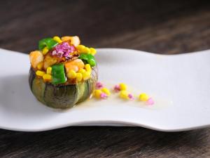 千曲市荻原馆旅馆的玉米和蔬菜在叉子上塞满了玉米壁