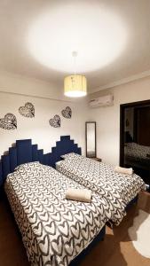 马拉喀什Appartement Cosy Marrakech Centre GUELIZ的一间卧室配有一张蓝色床头板的大床