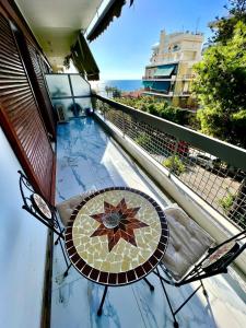 雅典Sea View Studio的海景阳台上的桌椅