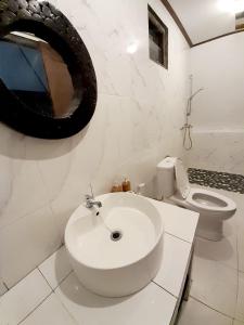 金塔马尼Mahadanu Villa & Glamping的白色的浴室设有水槽和卫生间。