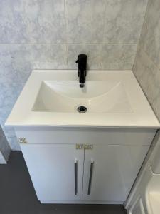 蒙特利尔APD HOTEL的白色浴室水槽和黑色水龙头