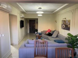 开罗Hotel Appartments的客厅配有紫色沙发和桌子