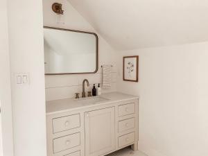 索诺拉Homestead Barn Loft的一间带水槽和镜子的浴室