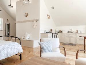 索诺拉Homestead Barn Loft的厨房配有白色橱柜和桌椅