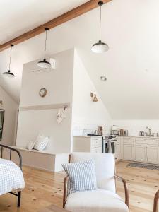 索诺拉Homestead Barn Loft的白色的客厅配有沙发和椅子