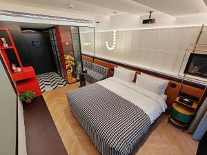 北京唐府酒店（北京三里屯工体店）的一间卧室,卧室内配有一张大床