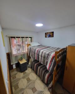 普孔Cabañas Condominio El Bosque的一间卧室设有一张床和一个窗口