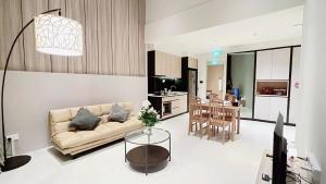 新加坡Moulmein Studios by K&C Serviced Apartment的带沙发的客厅和用餐室