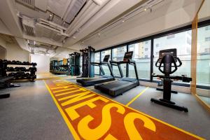 香港Shama Hub Metro South Hong Kong的健身房设有跑步机和有氧运动器材