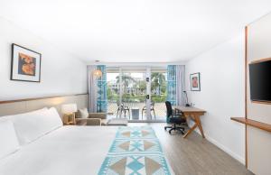 苏瓦苏瓦假日酒店的酒店客房设有床和客厅。