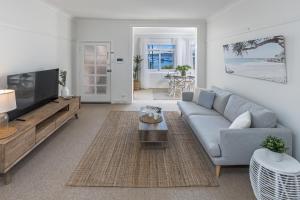 悉尼Luxe-Coastal Balmoral Beachfront Apartment的带沙发和电视的客厅