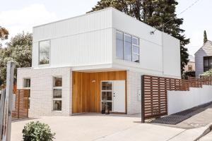 霍巴特Architect Home with View in Central Hobart的白色砖屋,设有木门