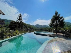 巴位Thang Mây Village Resort的山景游泳池