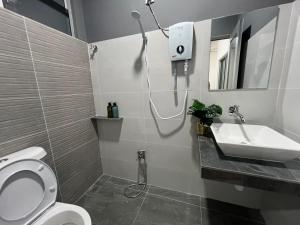 关丹FunkyVila4 14PAX 4BR Near188Tower, ArtStreet, HTTA的带淋浴、卫生间和盥洗盆的浴室