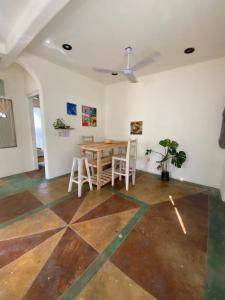 圣克鲁斯华特库Vive Huatulco的客厅设有桌子和地板