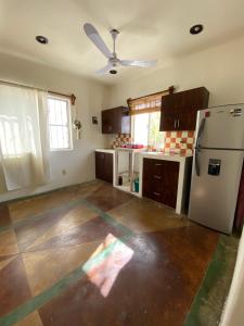 圣克鲁斯华特库Vive Huatulco的带冰箱的厨房和瓷砖地板。