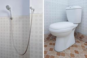 马卡萨SPOT ON 2610 Zn Guest House的一间带卫生间和淋浴喷头的浴室