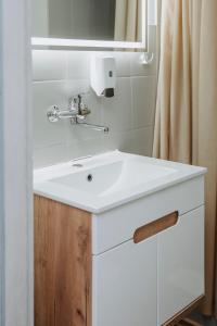 帕内韦日斯Verslo Klasė-easy to stay的浴室设有白色水槽和镜子