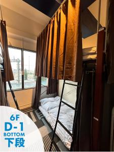 AkamineShared residence　BAR　DE‘CEBU的客房设有两张双层床和一扇窗户。