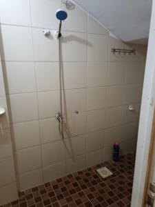 马德望ML rental Battambang的带淋浴的浴室(铺有瓷砖地板)