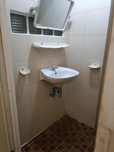 马德望ML rental Battambang的浴室设有水槽和墙上的镜子
