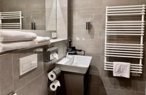 威廉港Hotel Schöne Aussicht的浴室配有盥洗盆、镜子和毛巾