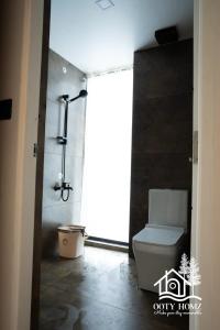 乌提OOTYHOMZ LUXURY STAY的带淋浴和卫生间的浴室。