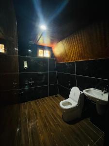 维特利Historic Heaven wayanad的一间带卫生间和水槽的浴室