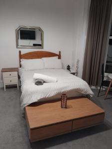 斯旺西Large room near Singleton Hospital ensuite R6的一间卧室配有一张带木制床头板的床和一台电视。