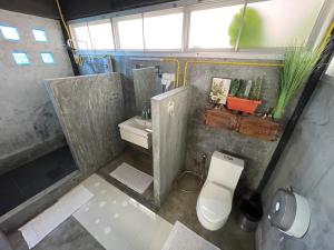 攀牙ลอดจ์พังงา บูทีค的一间带卫生间和水槽的小浴室