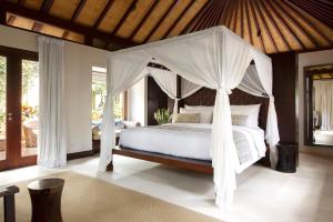 乌鲁瓦图乌干沙克利夫托普度假酒店的一间卧室配有一张带天蓬的床