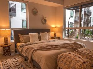 洛杉矶Luxury 1BDR centrally located in Hollywood的一间卧室设有一张大床和两个窗户。