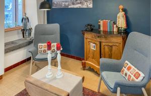 HeppenbachSonnenhang的客厅配有两把椅子和一张桌子