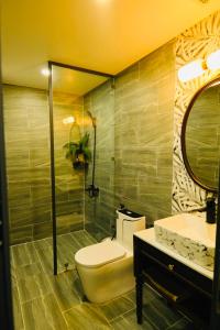 金瓯Khách Sạn The One Hotel 2的一间带卫生间、水槽和镜子的浴室