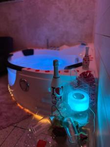 加利波利LE DIMORE CENTRO的浴缸配有一瓶啤酒和灯光