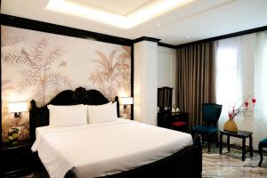胡志明市Nicecy Saigon Hotel的卧室配有一张白色大床