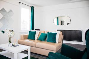 伦敦Fabulous One Bedroom House in Penge area in London的客厅配有沙发和桌子