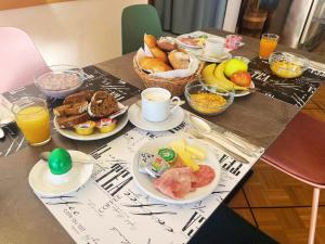 洛迦诺Hotel Rondinella Locarno的餐桌上摆放着早餐食品和饮料