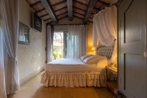 切塞纳蒂科Casina Le Conserve的一间卧室设有一张大床和窗户