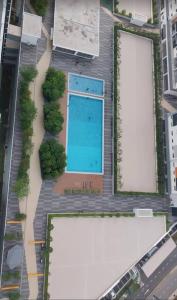 雪邦Lovely Stay By Cinta的享有带游泳池的大楼的顶部景致